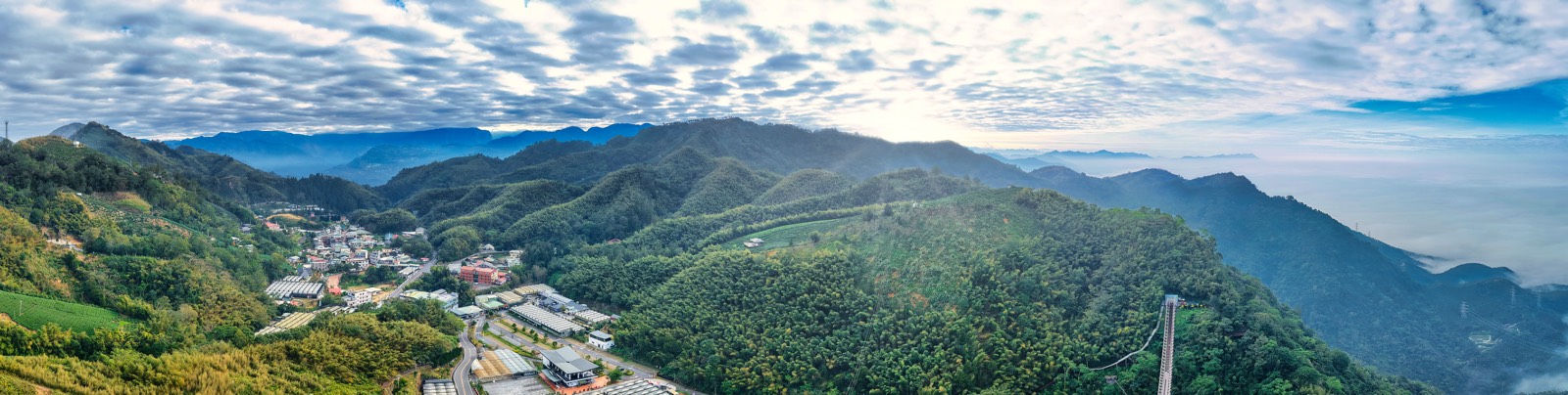 太平村、茶園與太平雲梯的空拍環景